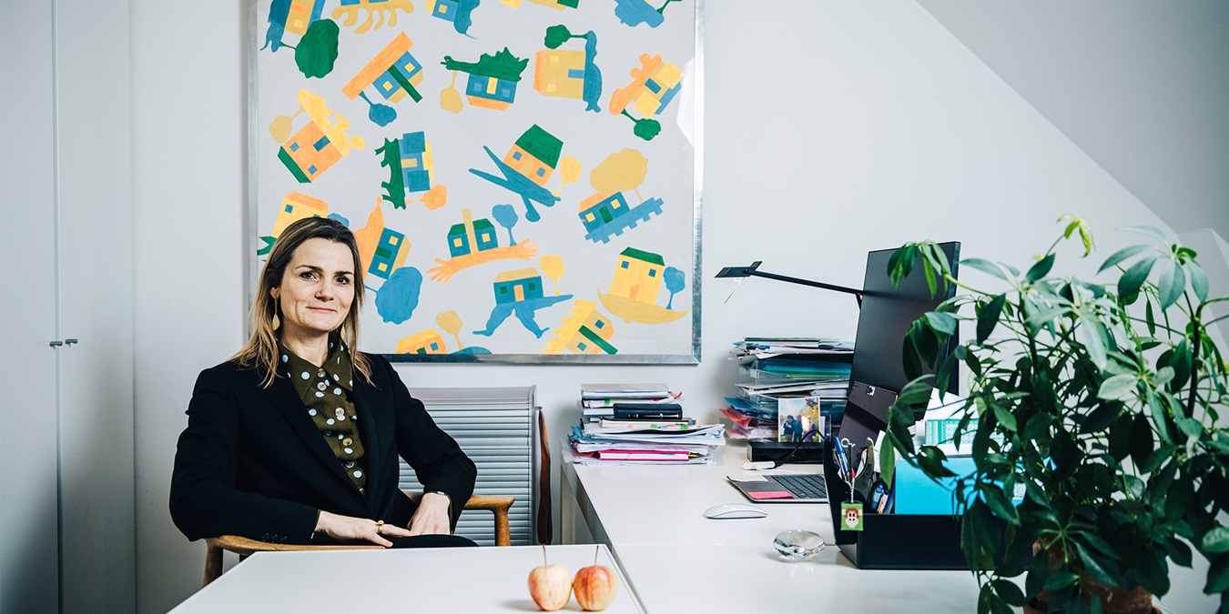 Nille Klæbel sidder ved et skrivebord på sit kontor