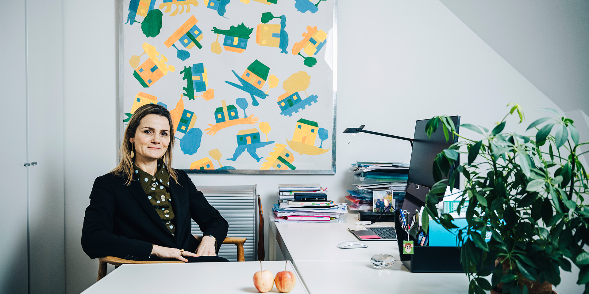 Nille Klæbel sidder ved et skrivebord på sit kontor