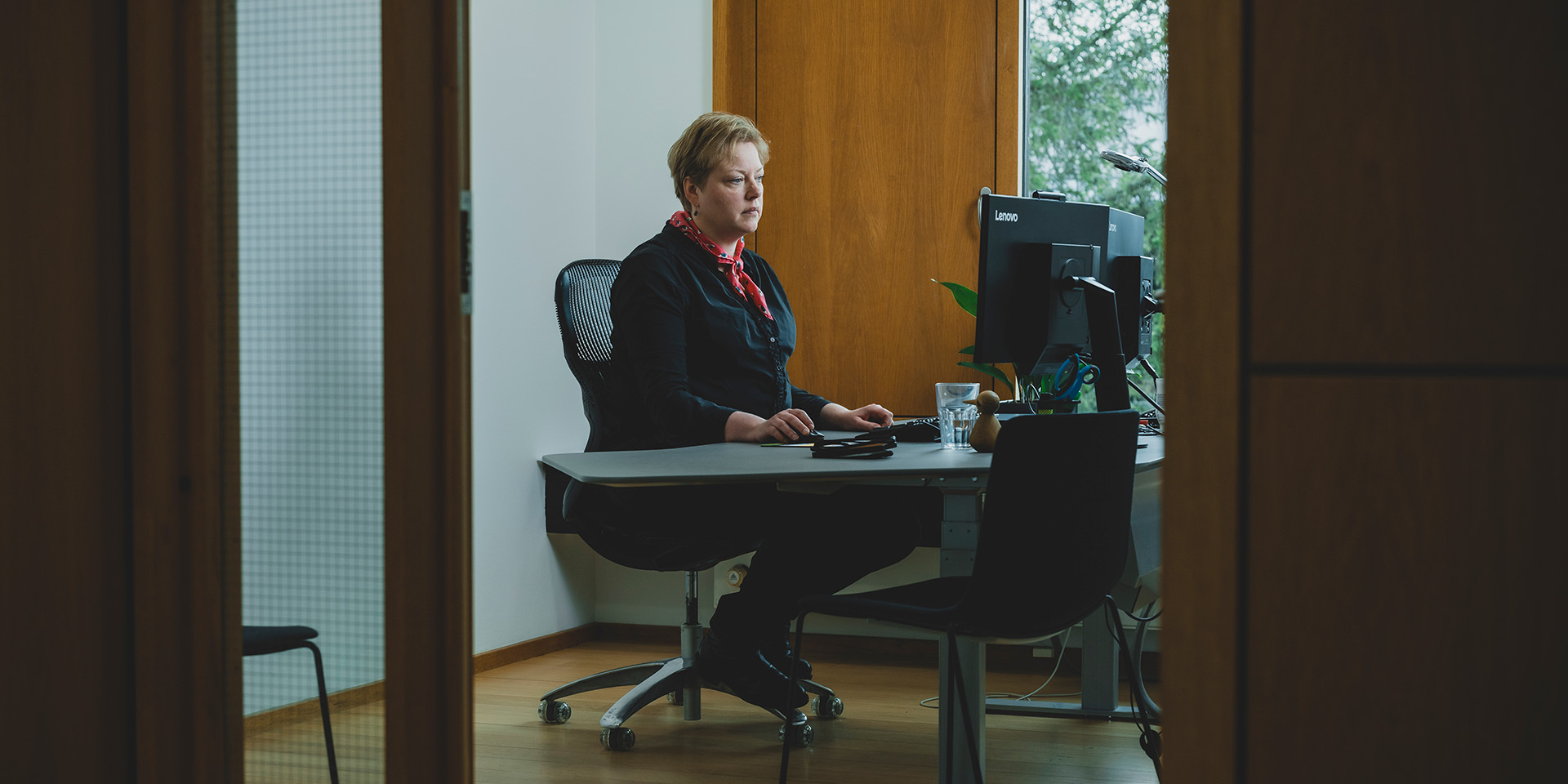 Nina Jørgensen sidder ved sit skrivebord på sit kontor
