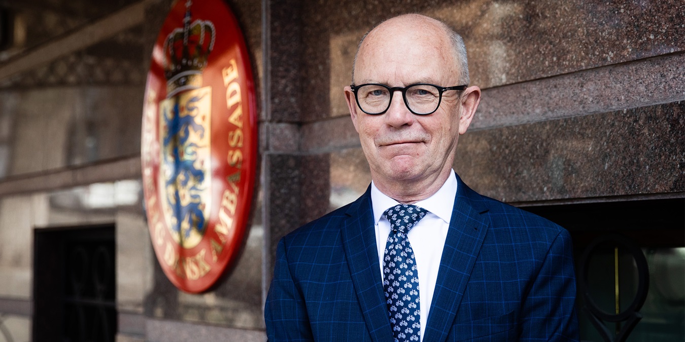 Ole Egberg Mikkelsen foran den danske ambassade i Ukraine