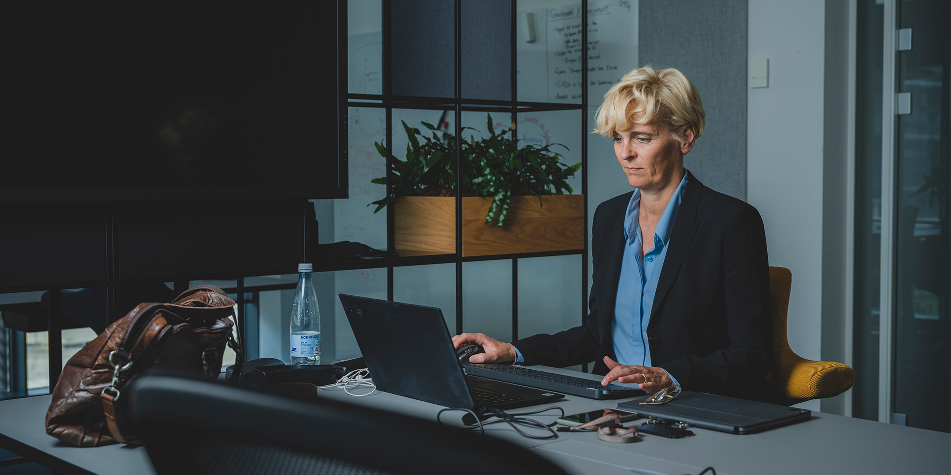 Pernille Sindby sidder ved sit skrivebord på sit kontor