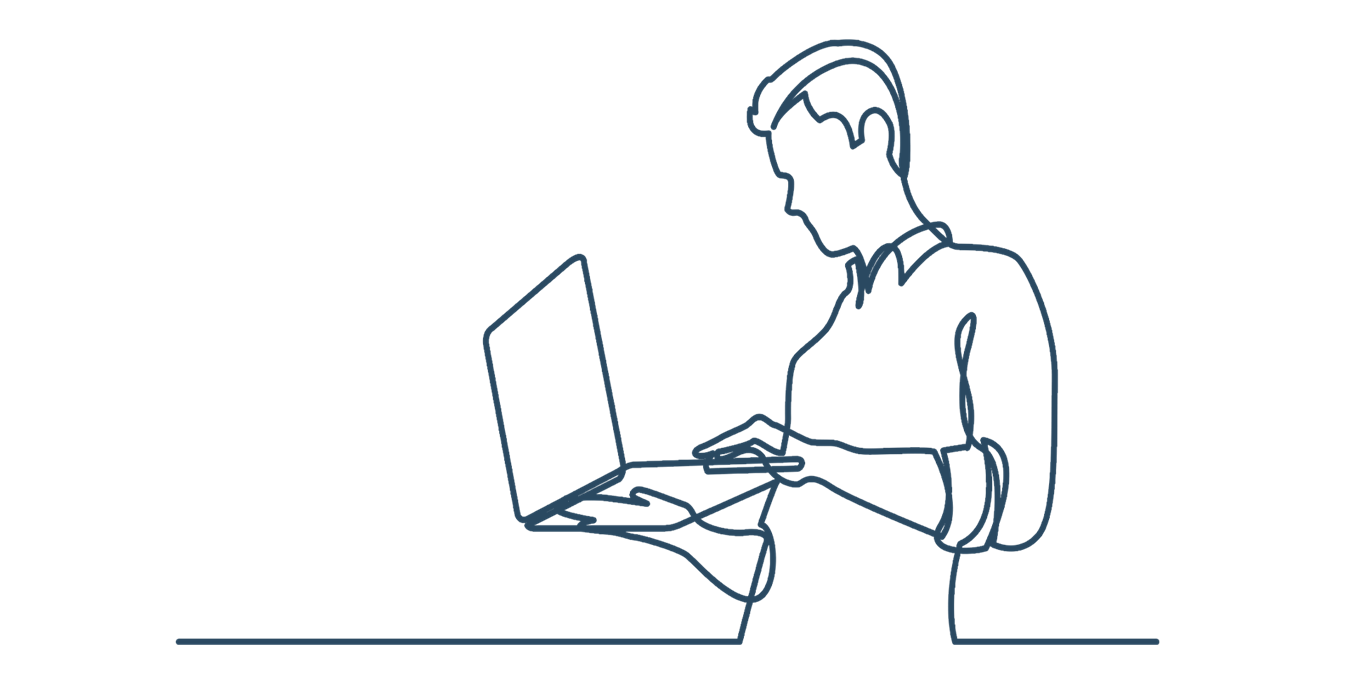 Mand står med computer