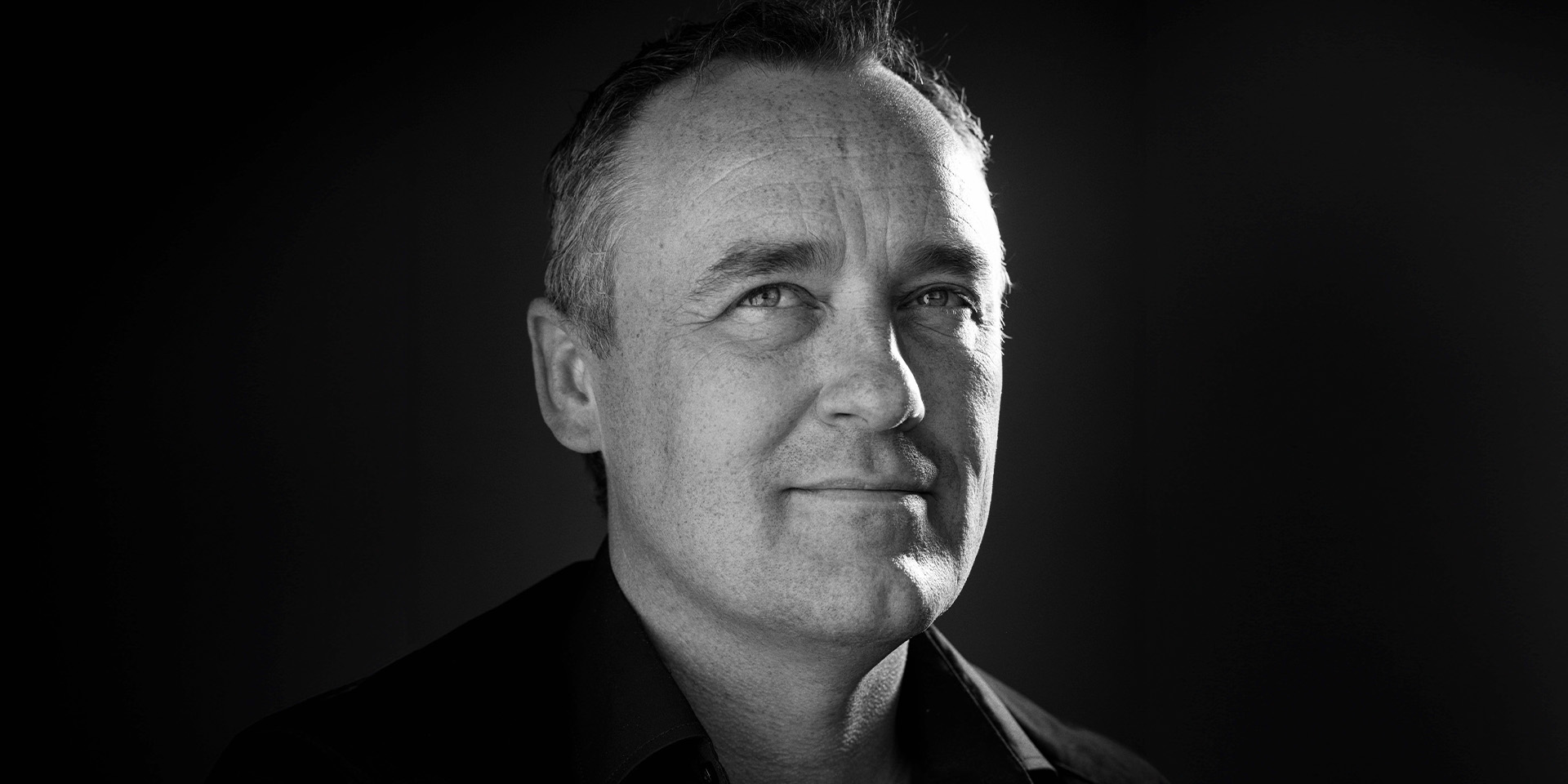 Peter Ingemann står foran en sort baggrund