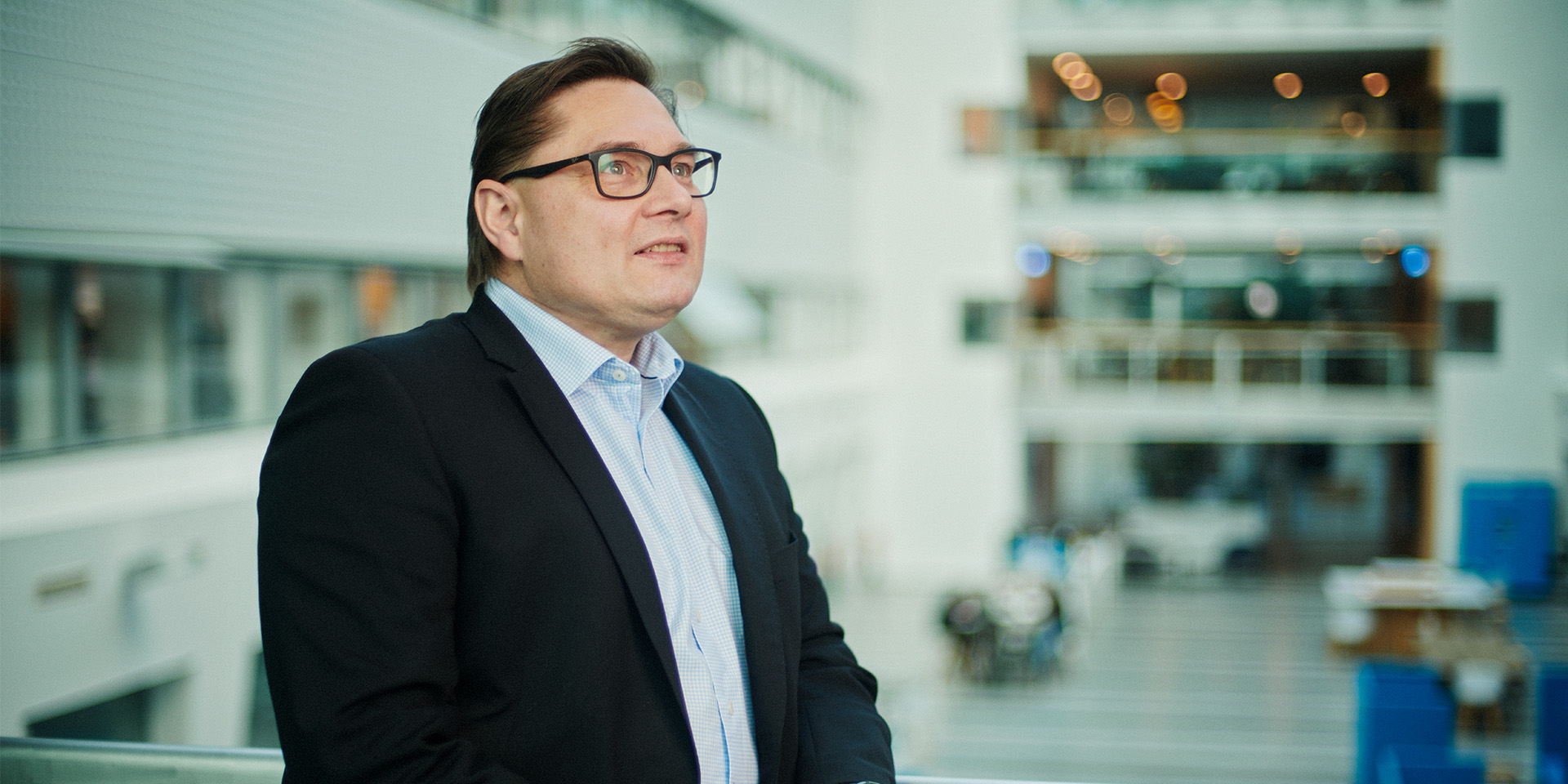 Peter Kjær skuer ud i horisonten