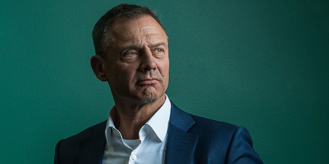 Peter Lauring kigger til siden