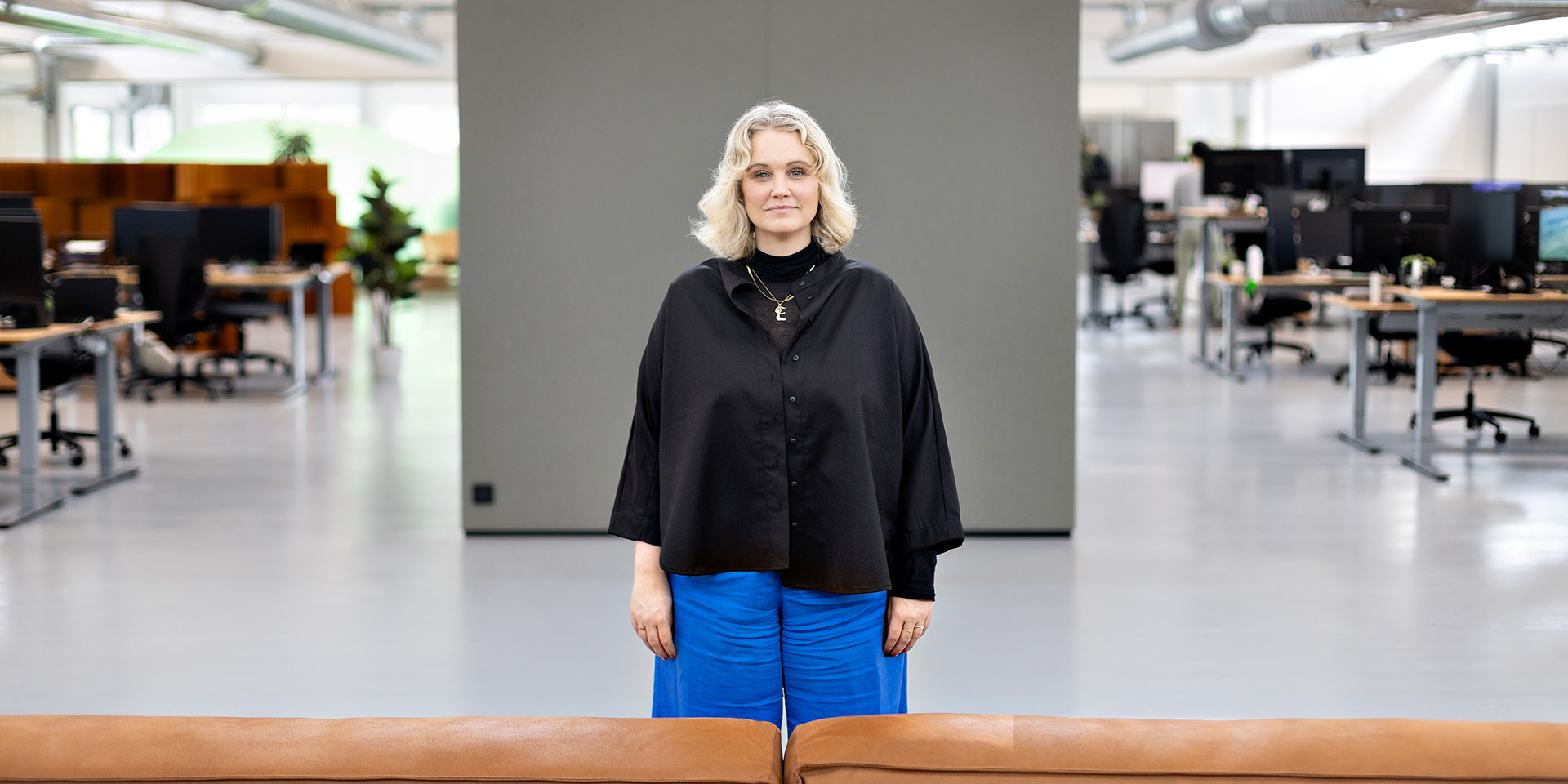 Sara Green står midt i et lokale i virksomheden Pico Publish