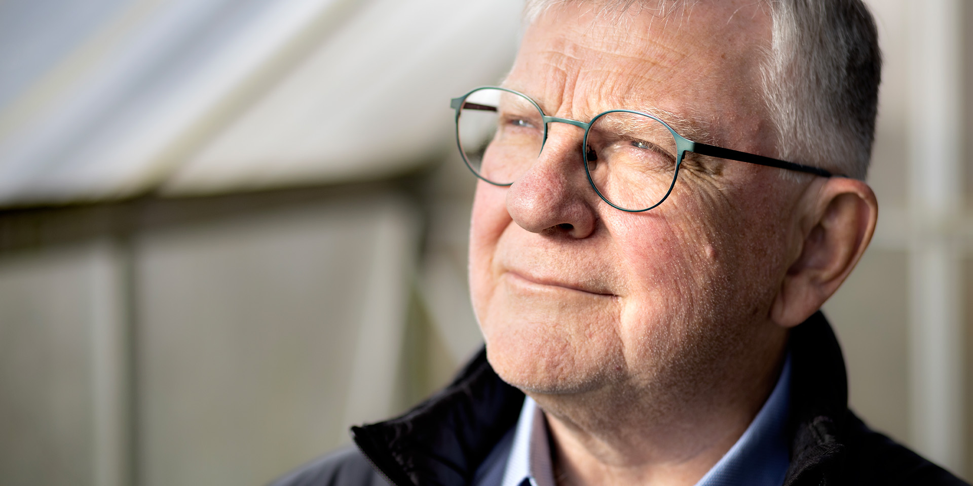 Poul Pedersen kigger ud over sit mejeri