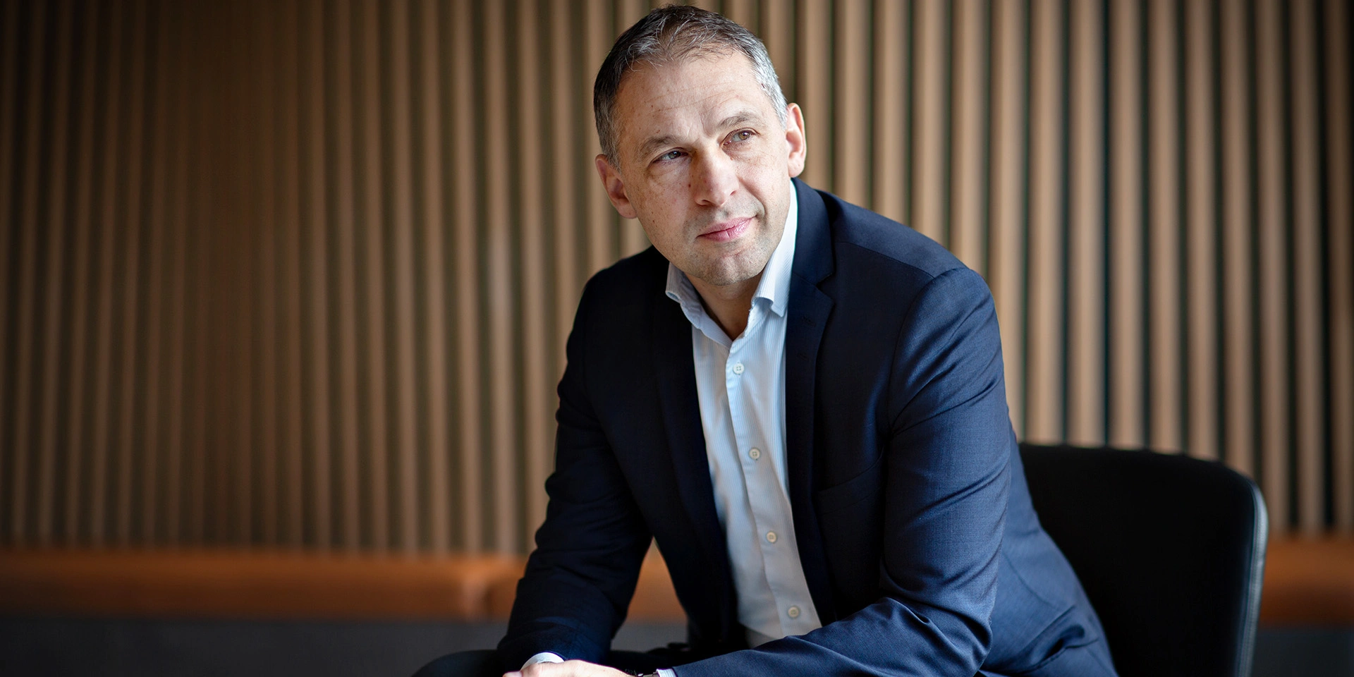 Rami Jensen sidder på en stol