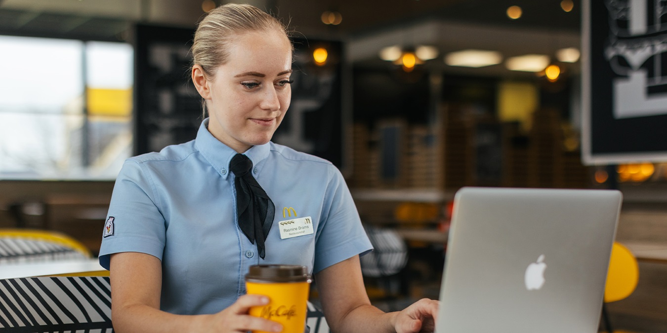 Rasmine Brams sidder foran en computer