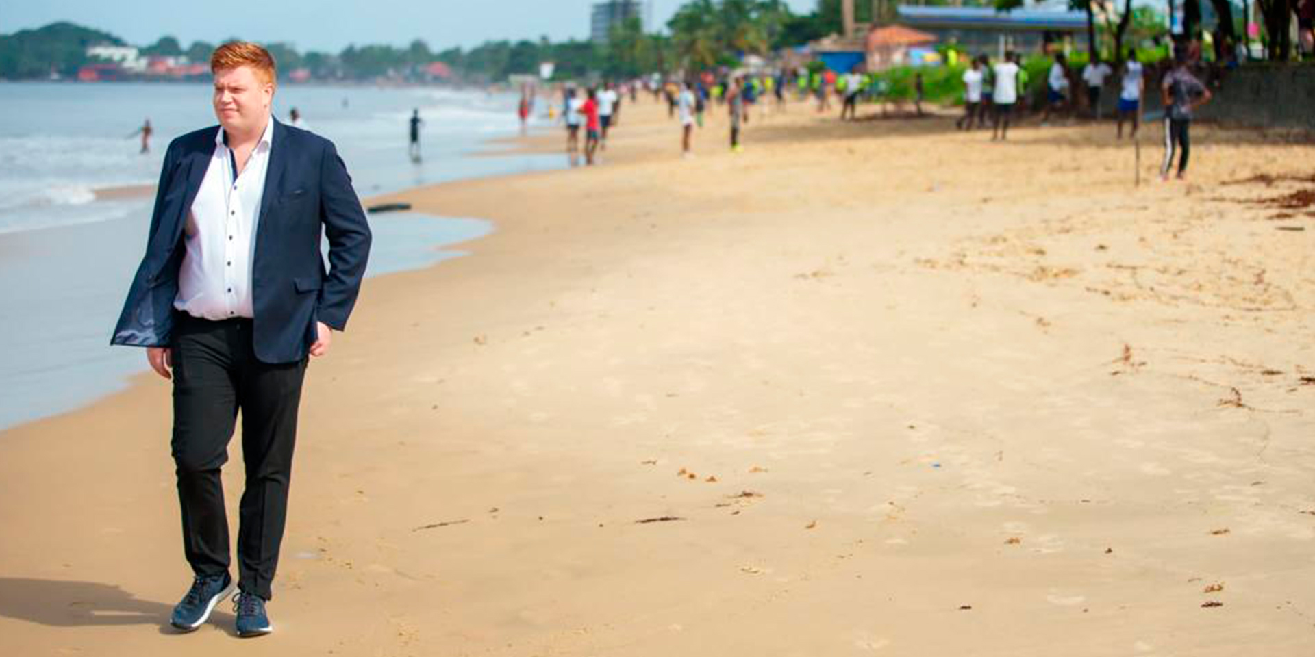 Rasmus Meyer går på stranden