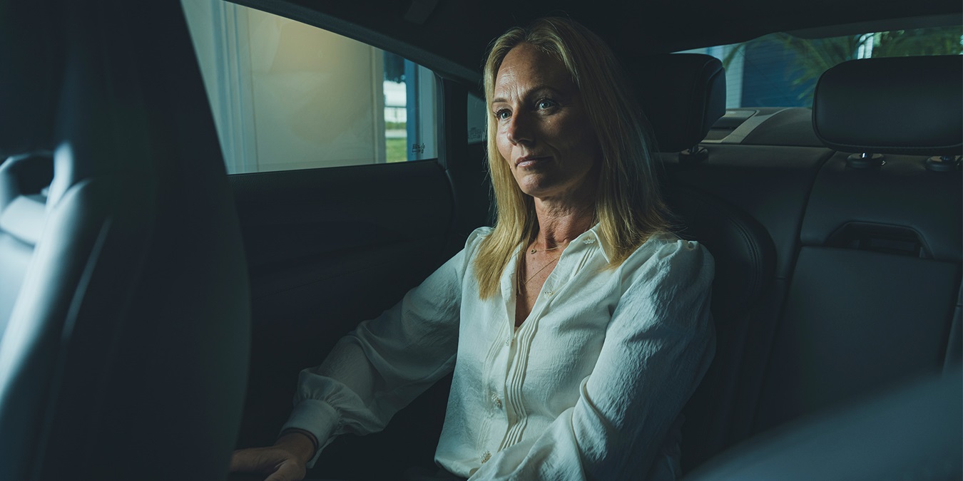 Rikke Hamilton sidder i en Audi