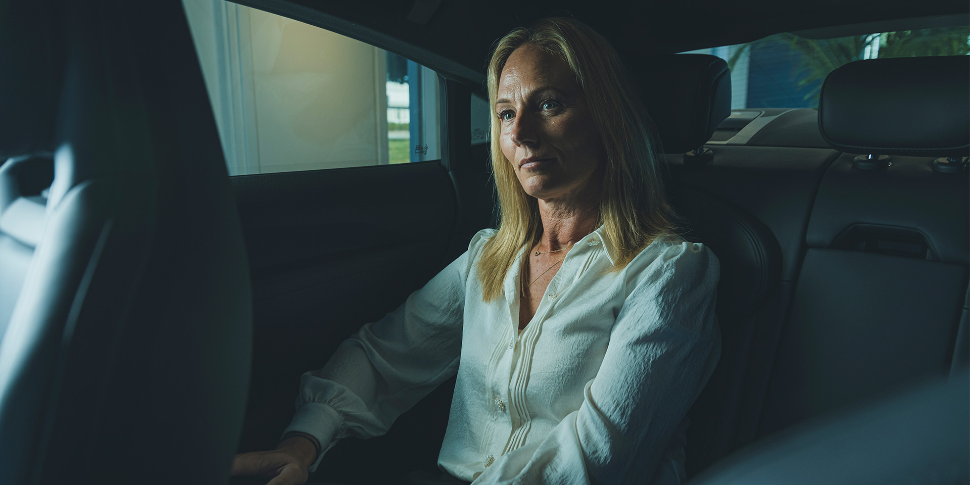 Rikke Hamilton sidder i en Audi