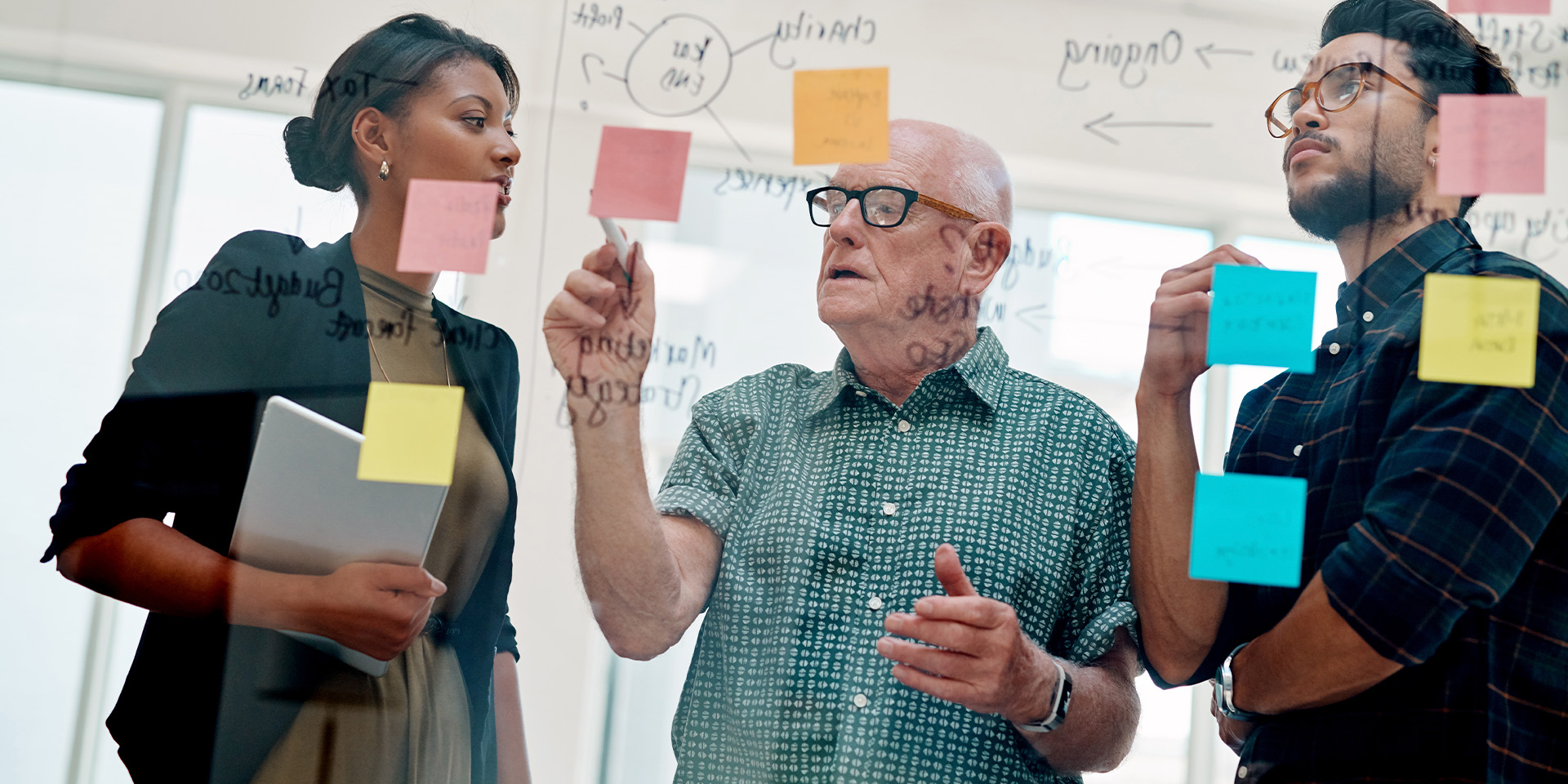 Ældre medarbejder står blandt yngre kolleger