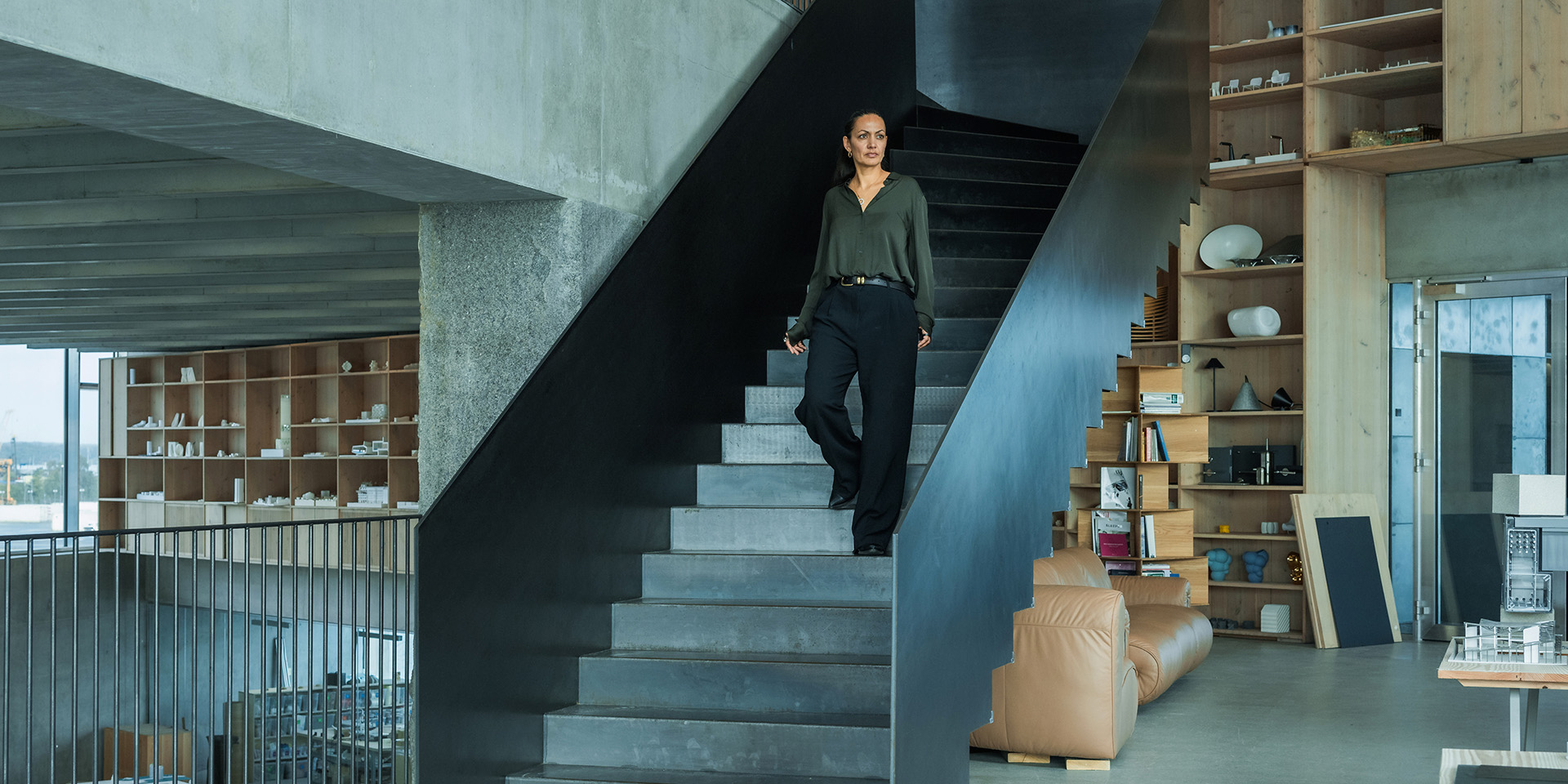 Sheela Søgaard går ned ad en trappe