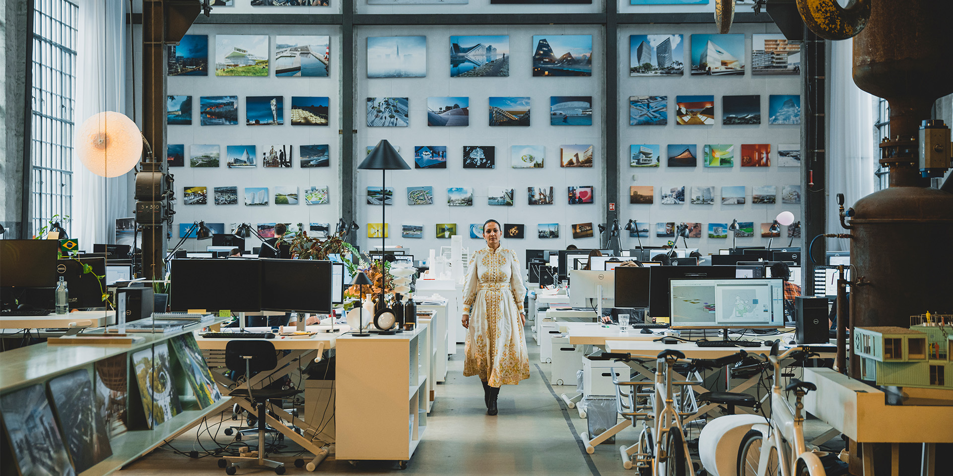 Sheela Søgaard går på kontoret