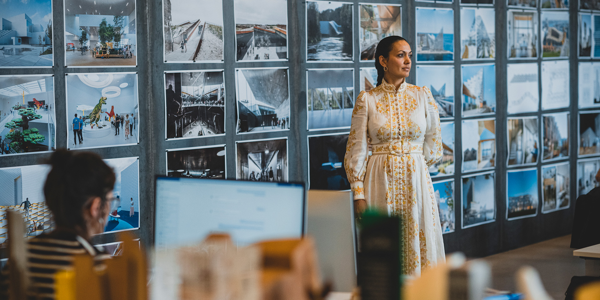 Nomineret til Årets Leder 2022, Sheela Søgaard står og ser ud over kontorlandskabet