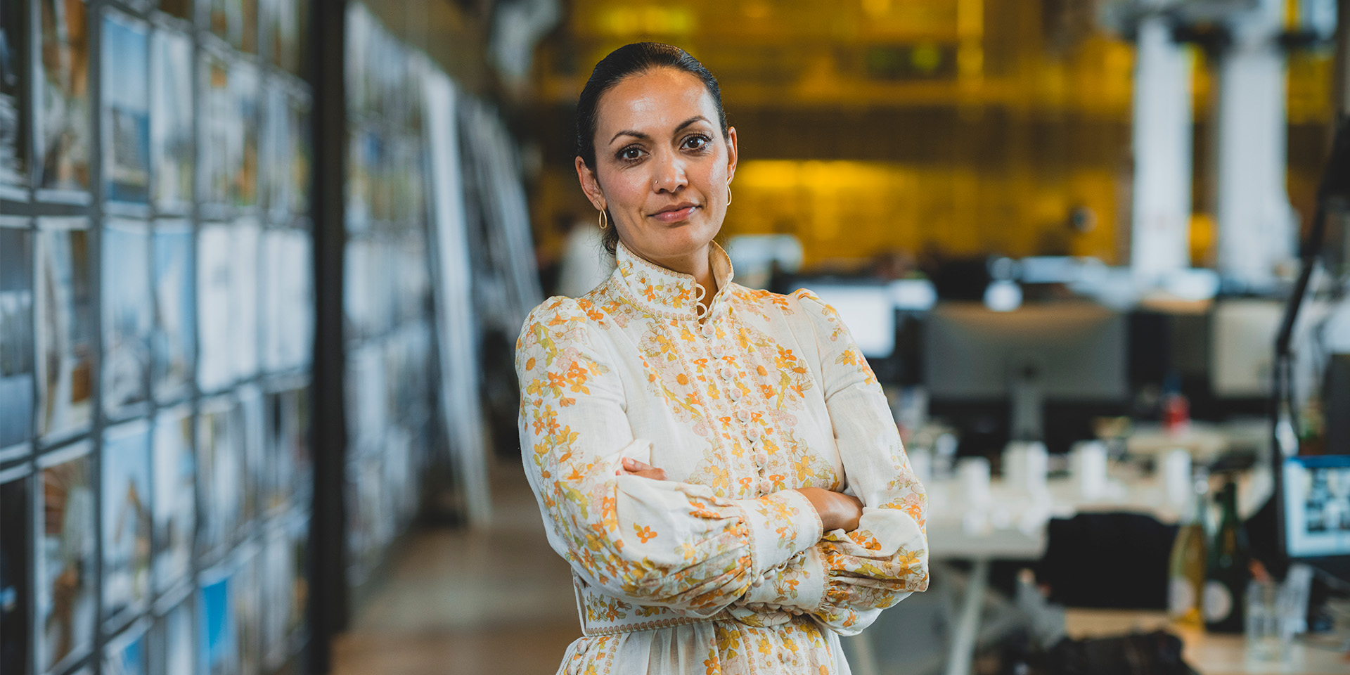 Nomineret til Årets Leder 2022, Sheela Søgaard står og ser ind i kameraret