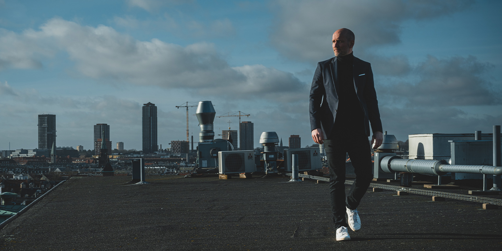 Søren Gøtterup-Tang er på taget af en bygning i København