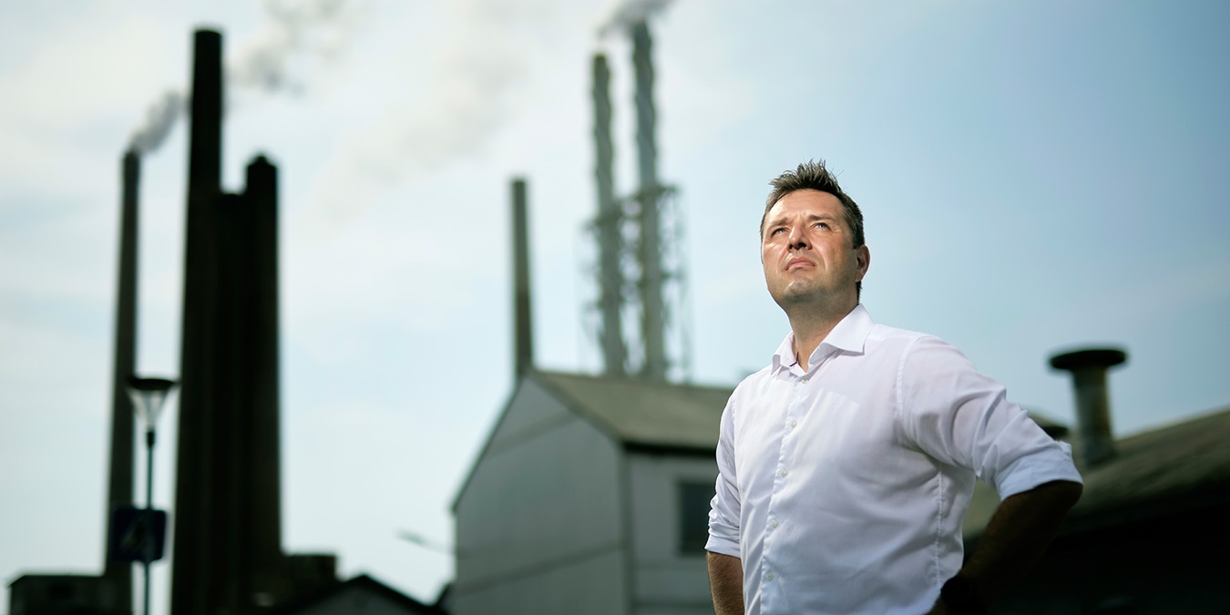 Søren Holm fotograferet i frøperspektivet foran Aalborg Portland bygning