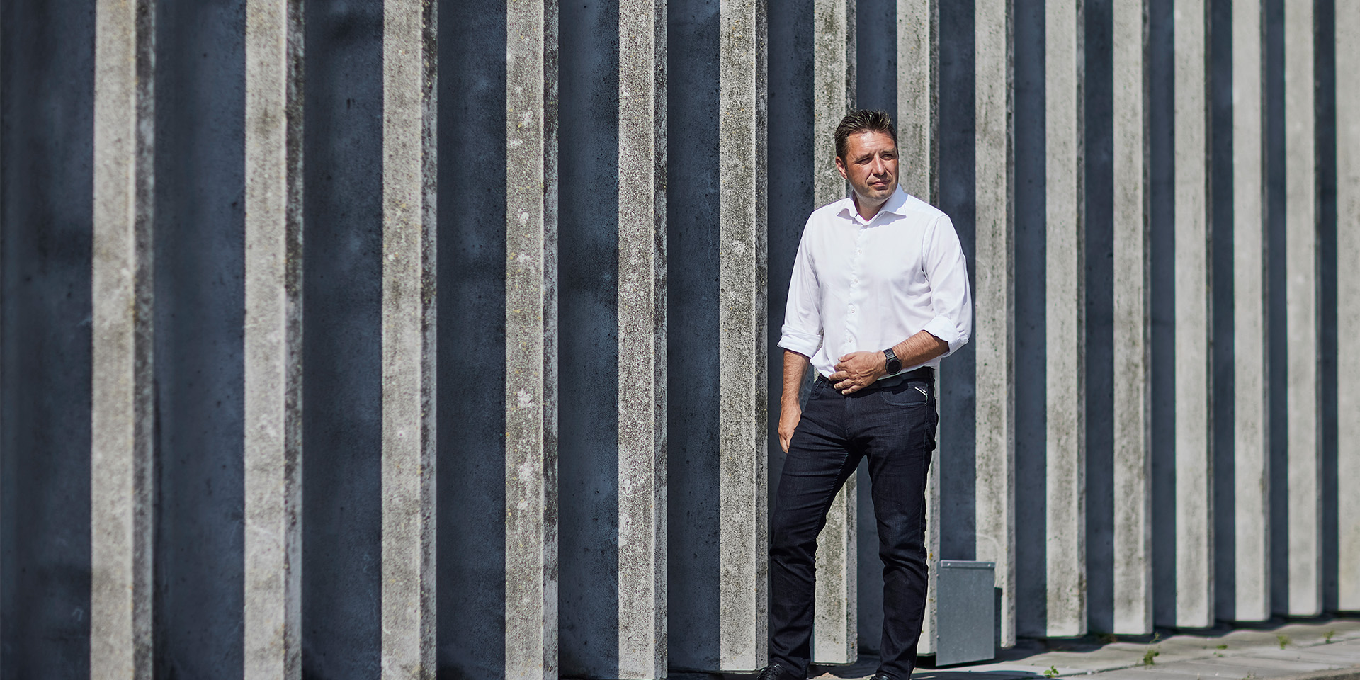 Søren Holm står foran væg udenfor