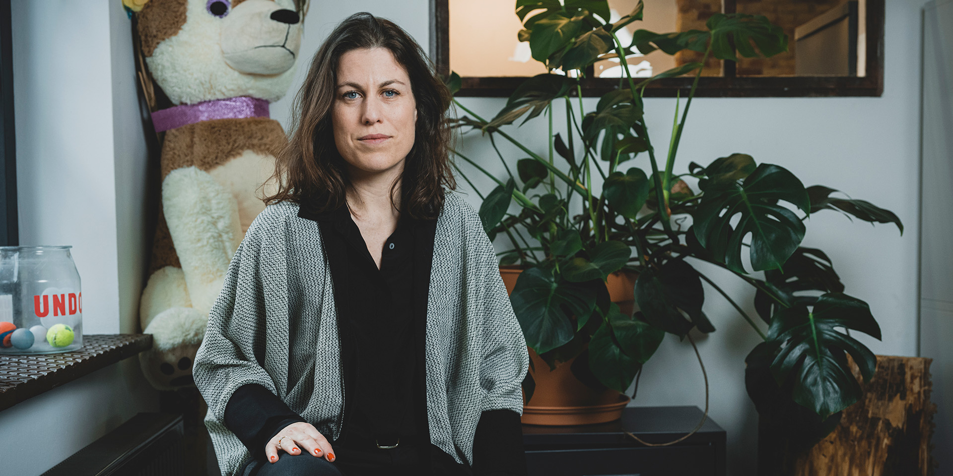 Sophie Bohr Grønbæk sidder foran en plante