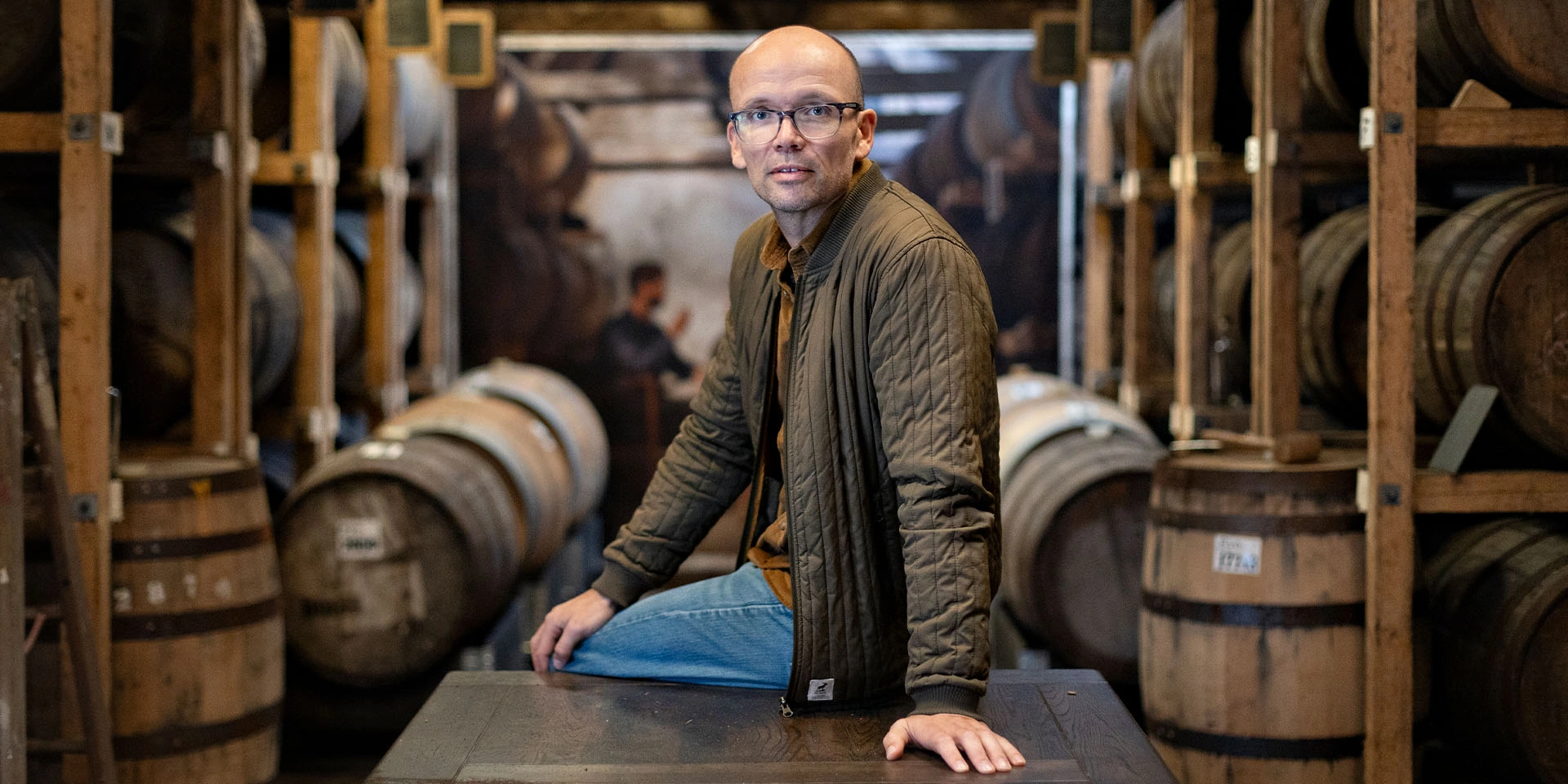 Lasse Vesterby sidder på en tønde Whisky
