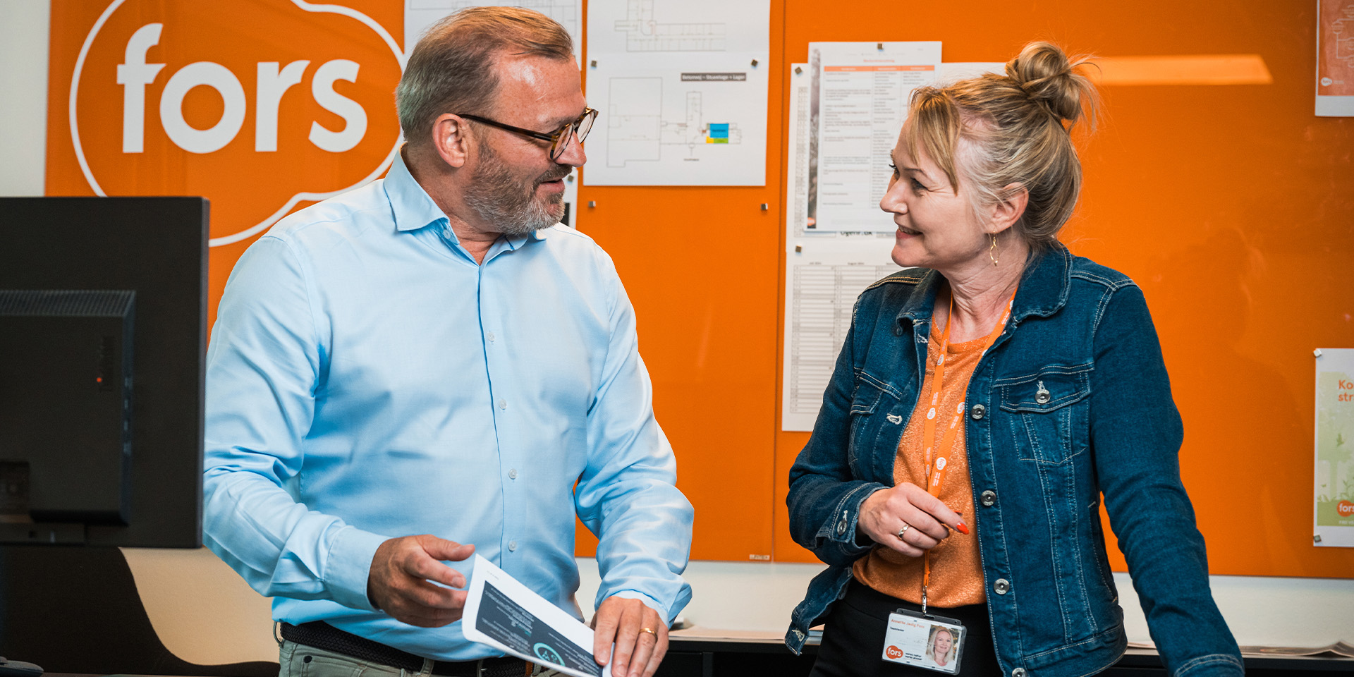 Steen Lindhardt står og snakker med en kollega