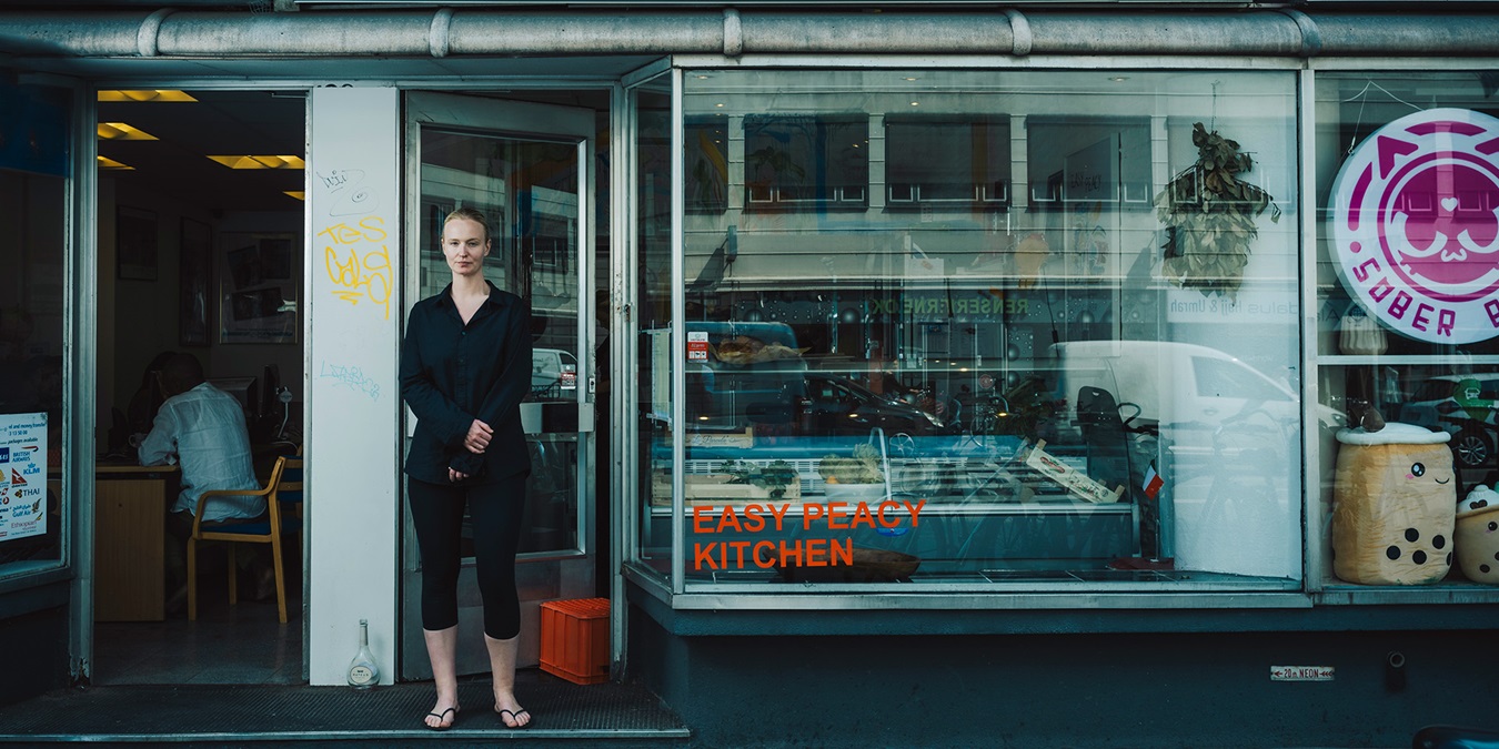 Stine Kirkegaard står foran sin cateringfirma Easy Peacy