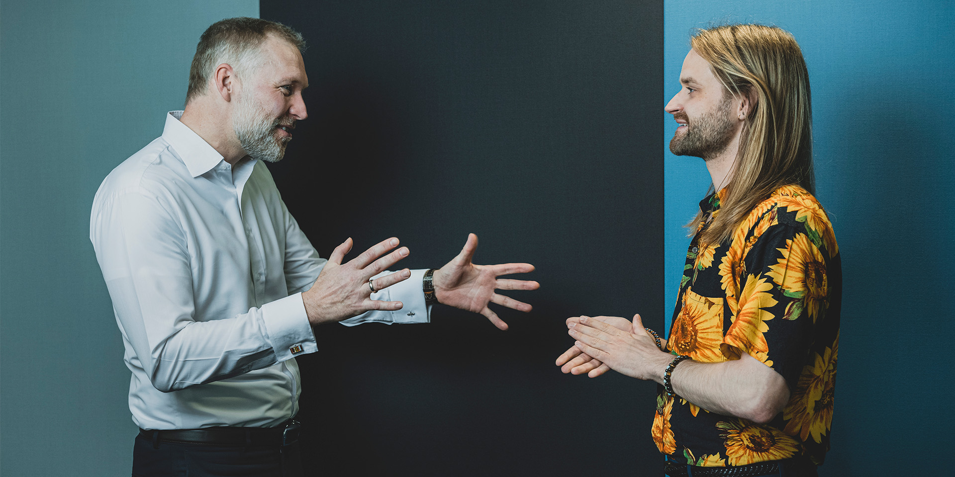 Sune Malthe Thagaard snakker med en kollega