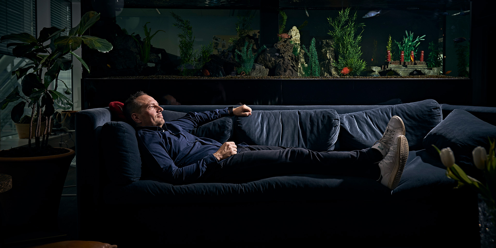 Martin Thorborg på en sofa hos virksomheden Dinero. Martin Thorborg har ikke sit eget kontor.