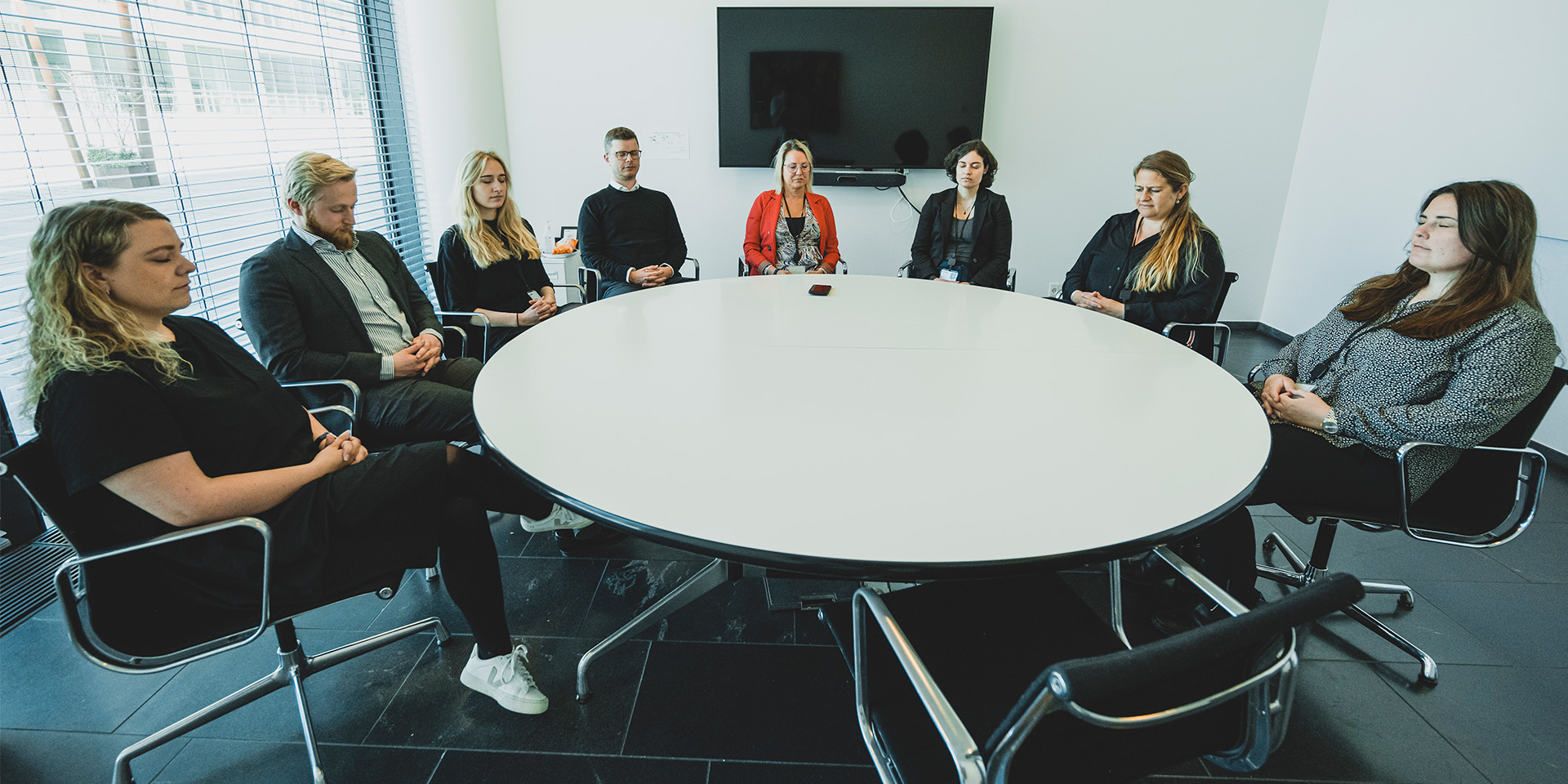 Tinnamaria Larsson Bertelsen og medarbejdere mediterer