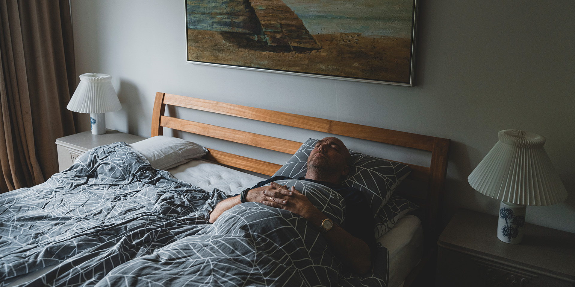 Tonni Bulow ligger i sin seng og sover