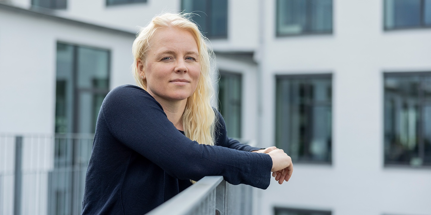 Mette Hybschmann står ved et gelænder