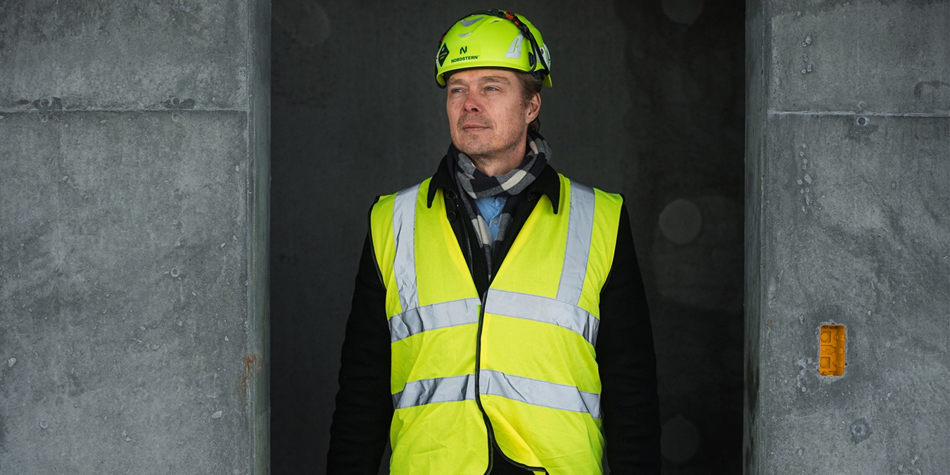 Torben Modvig står med refleksarbejdstøj mellem to betonvægge